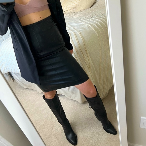 Fair leather skirt - Picture 2 of 2